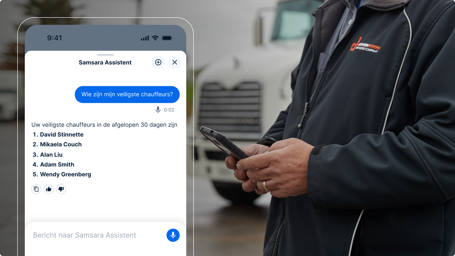Persoon in een jas van een logistiek bedrijf controleert de Samsara Assistent-app met een lijst van de veiligste chauffeurs.