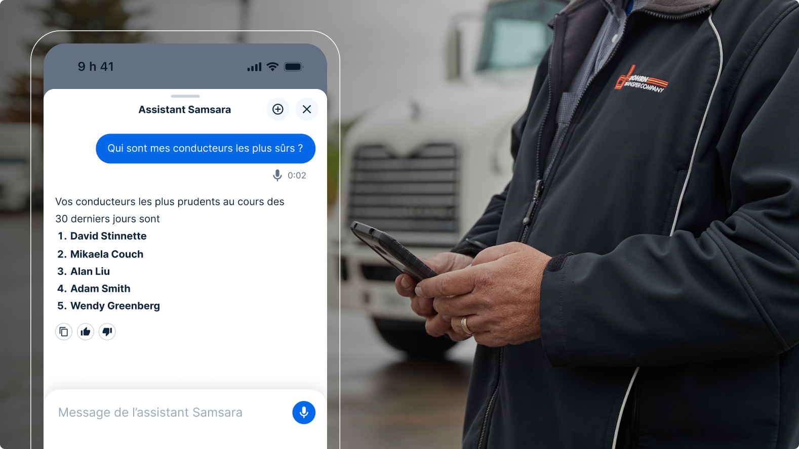 Personne d’une entreprise de logistique vérifiant la liste des conducteurs les plus prudents dans l’appli Assistant Samsara.