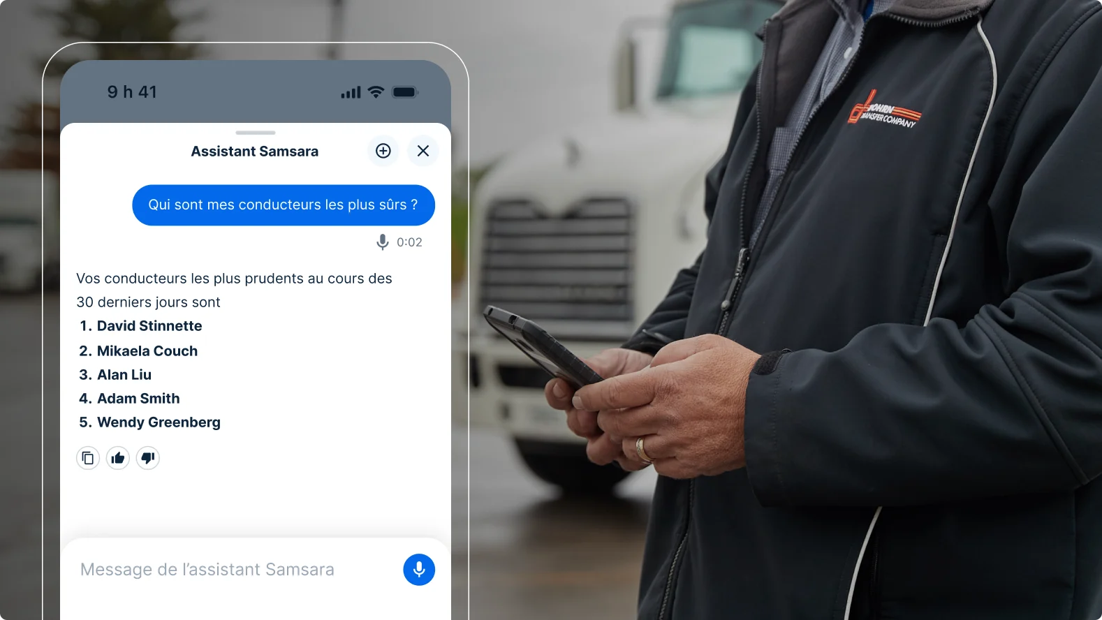 Personne d’une entreprise de logistique vérifiant la liste des conducteurs les plus prudents dans l’appli Assistant Samsara.