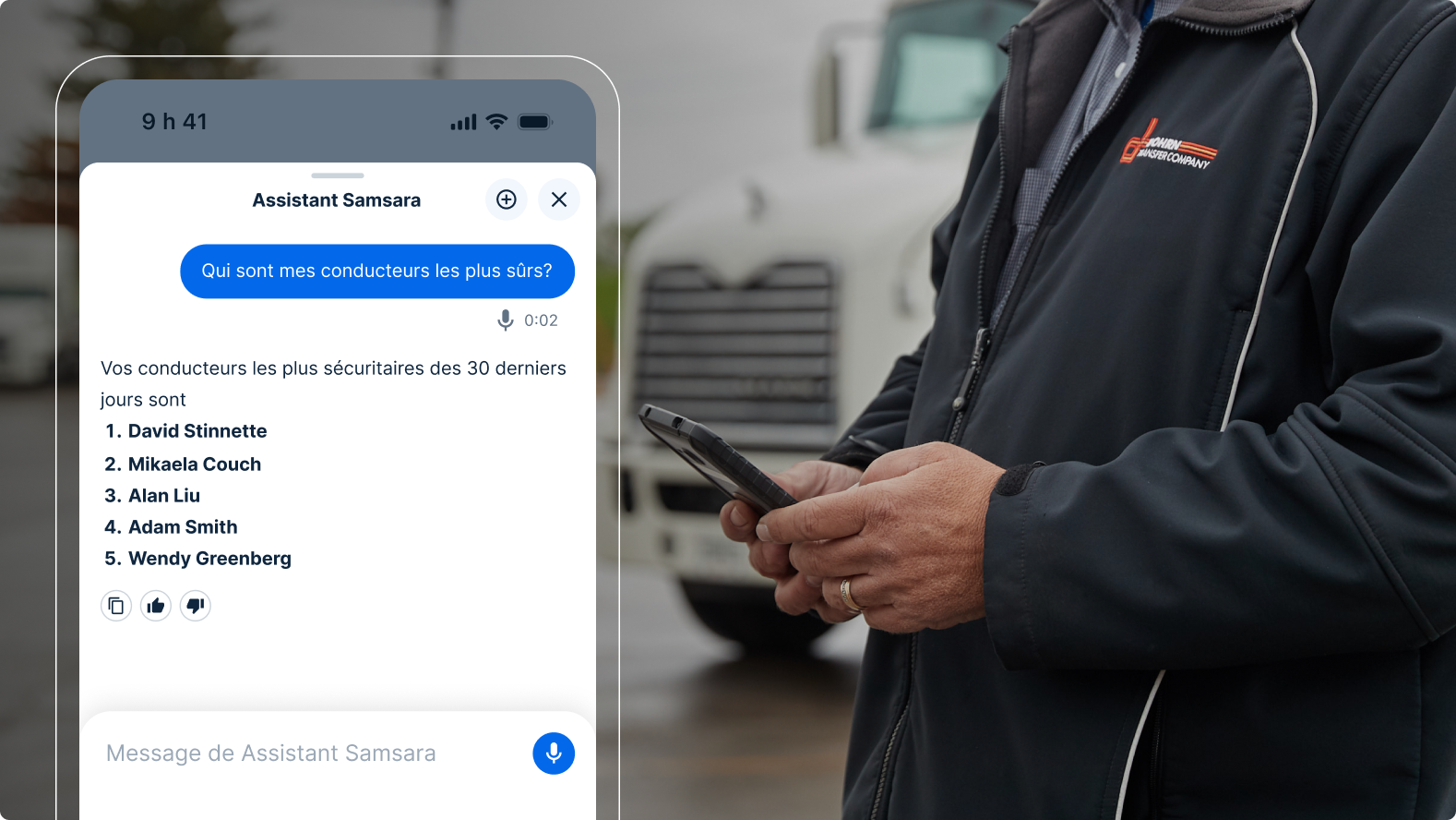 Une personne portant la veste d'une entreprise de logistique vérifie l'application Assistant Samsara affichant une liste