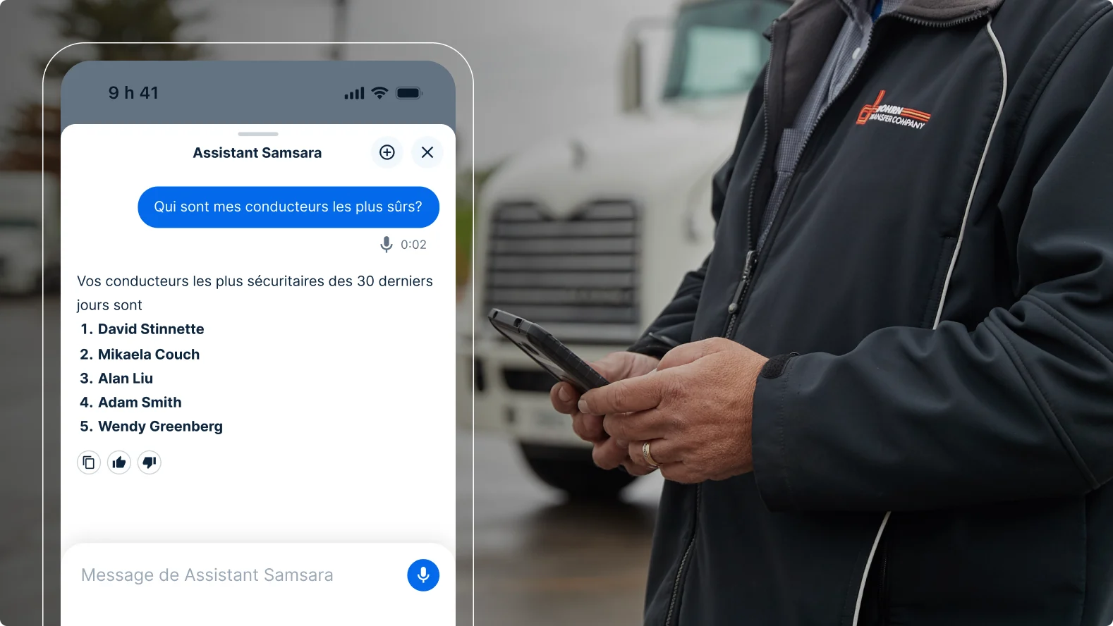 Une personne portant la veste d'une entreprise de logistique vérifie l'application Assistant Samsara affichant une liste