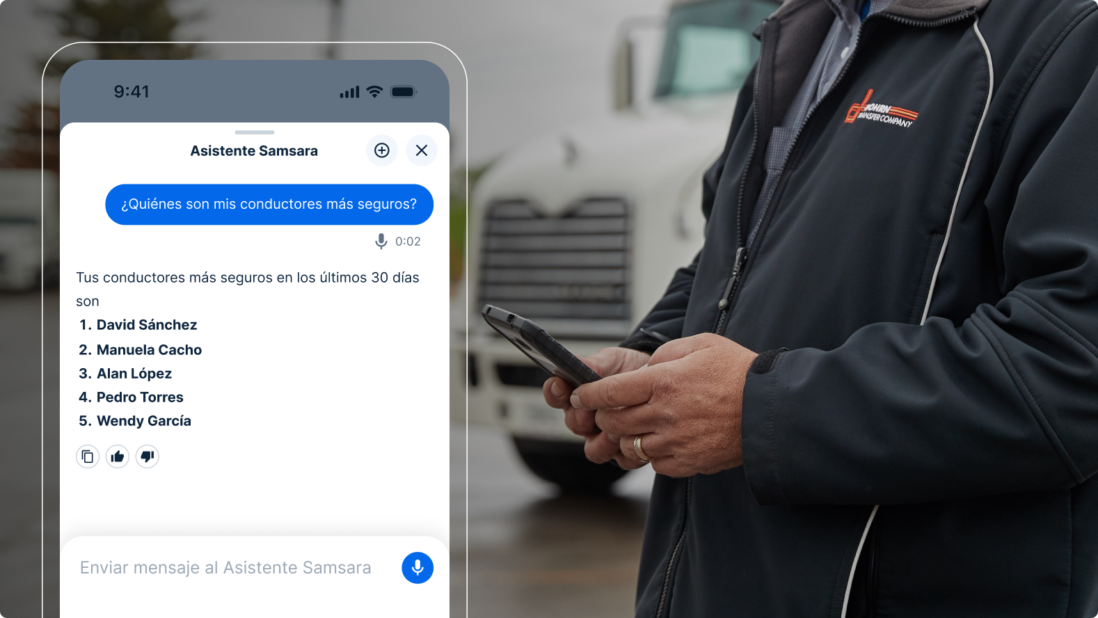 Una persona con una chaqueta de la empresa de logística revisa la app Asistente Samsara con una lista de los conductores