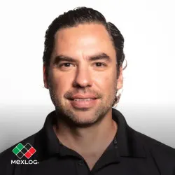 Photo de Julio Encinas avec le logo ML, Directeur du développement stratégique et de l'ingénierie, Mexicana Logistics.