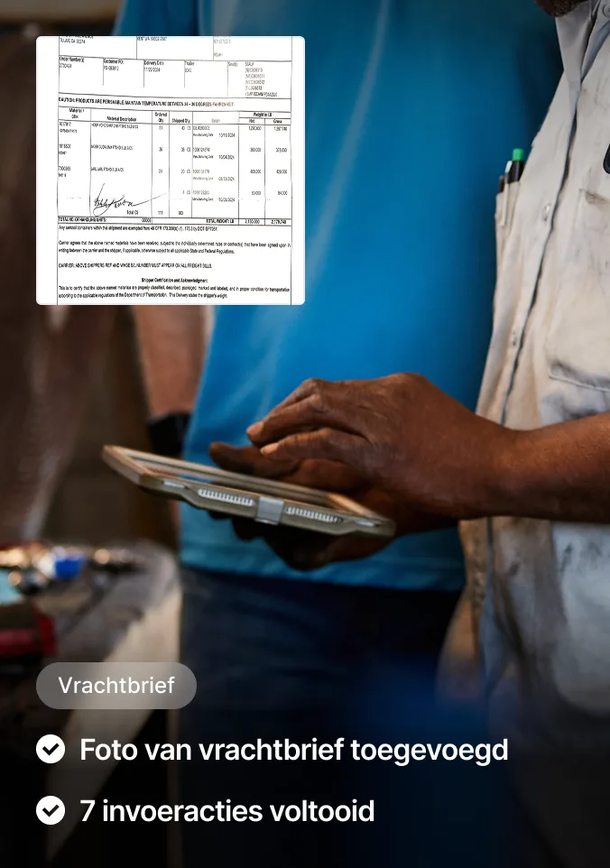 Een persoon in een licht overhemd houdt een tablet vast met een vrachtbrief met verzendgegevens en een handtekening.