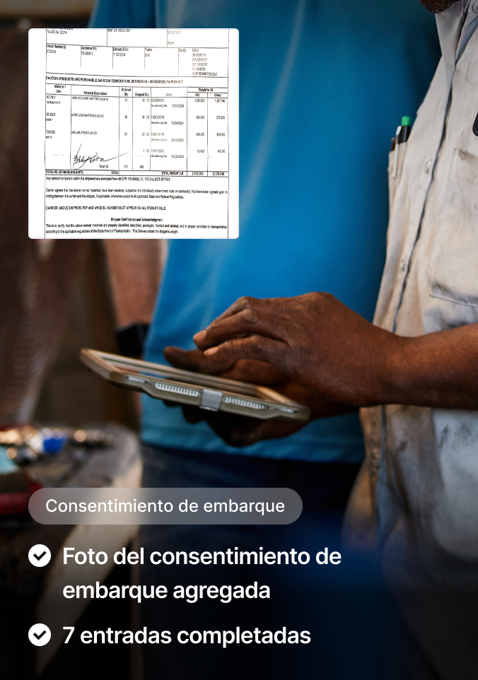 Persona con camisa ligera sostiene tablet que muestra el consentimiento de embarque, detalles de envío y firma.