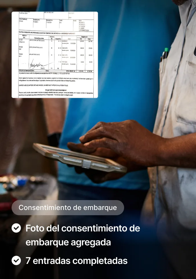 Persona con camisa ligera sostiene tablet que muestra el consentimiento de embarque, detalles de envío y firma.