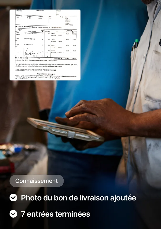 Une personne tient une tablette affichant un document de connaissement avec les détails de l'expédition et la signature.