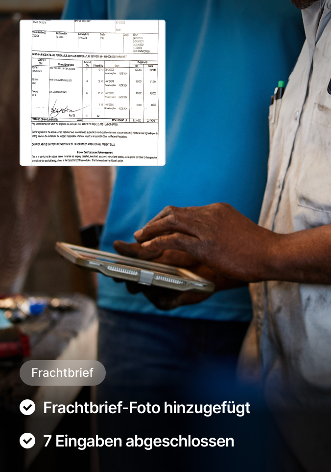 Person in hellem Hemd hält ein Tablet mit einem Frachtbrief, auf dem Versanddetails und Unterschrift zu sehen sind.