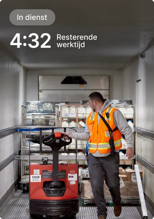 Werknemer in oranje veiligheidshesje bedient palletwagen in bestelbusje met 4:32 resterende dienst weergegeven op scherm.