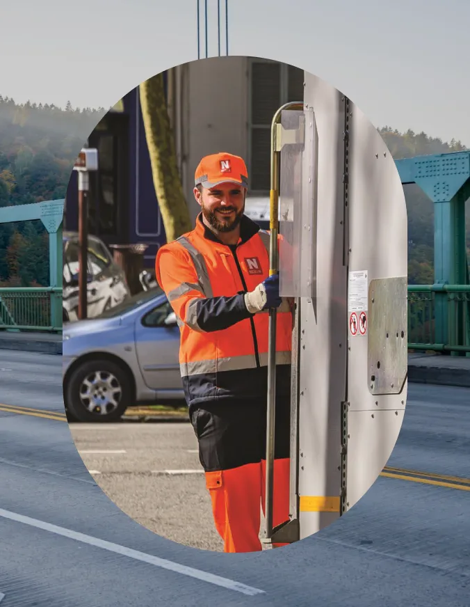 Twee medewerkers van fysieke operaties voeren een levendig gesprek terwijl ze in een vrachtwagen zitten.