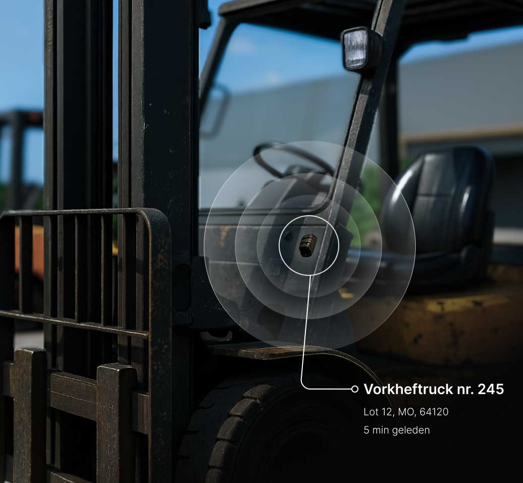 Close-up vorkheftruck nr. 245 met trackinginterface die locatie toont op Perceel 12, MO, 64120, 5 minuten geleden bijgewerkt.
