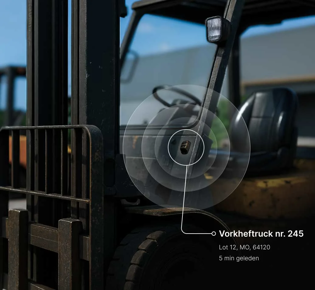 Close-up vorkheftruck nr. 245 met trackinginterface die locatie toont op Perceel 12, MO, 64120, 5 minuten geleden bijgewerkt.