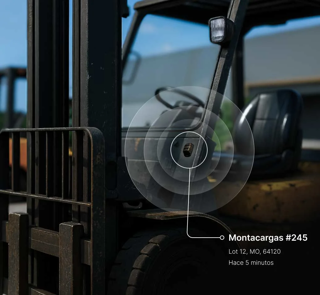Primer plano de montacargas industrial #245 con interfaz digital mostrando su ubicación en Lot 12, MO, 64120.