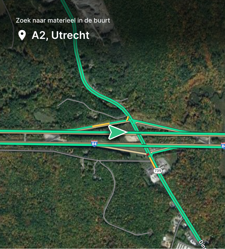 Luchtfoto van snelwegknooppunt bij A2 Utrecht met groene navigatielijnen en zoekfunctie voor materieel in de buurt.