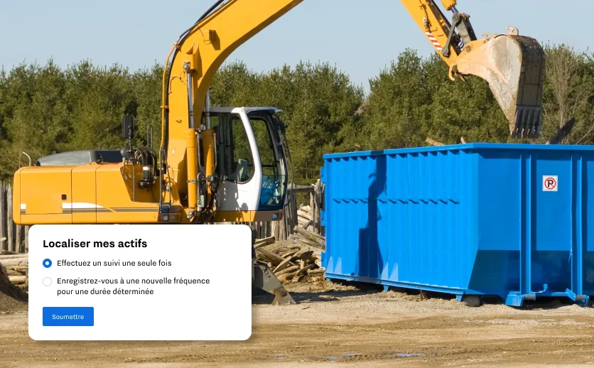Excavatrice déversant des matériaux de chantier dans une benne. Superposition montre la fonctionnalité Rechercher mon actif.
