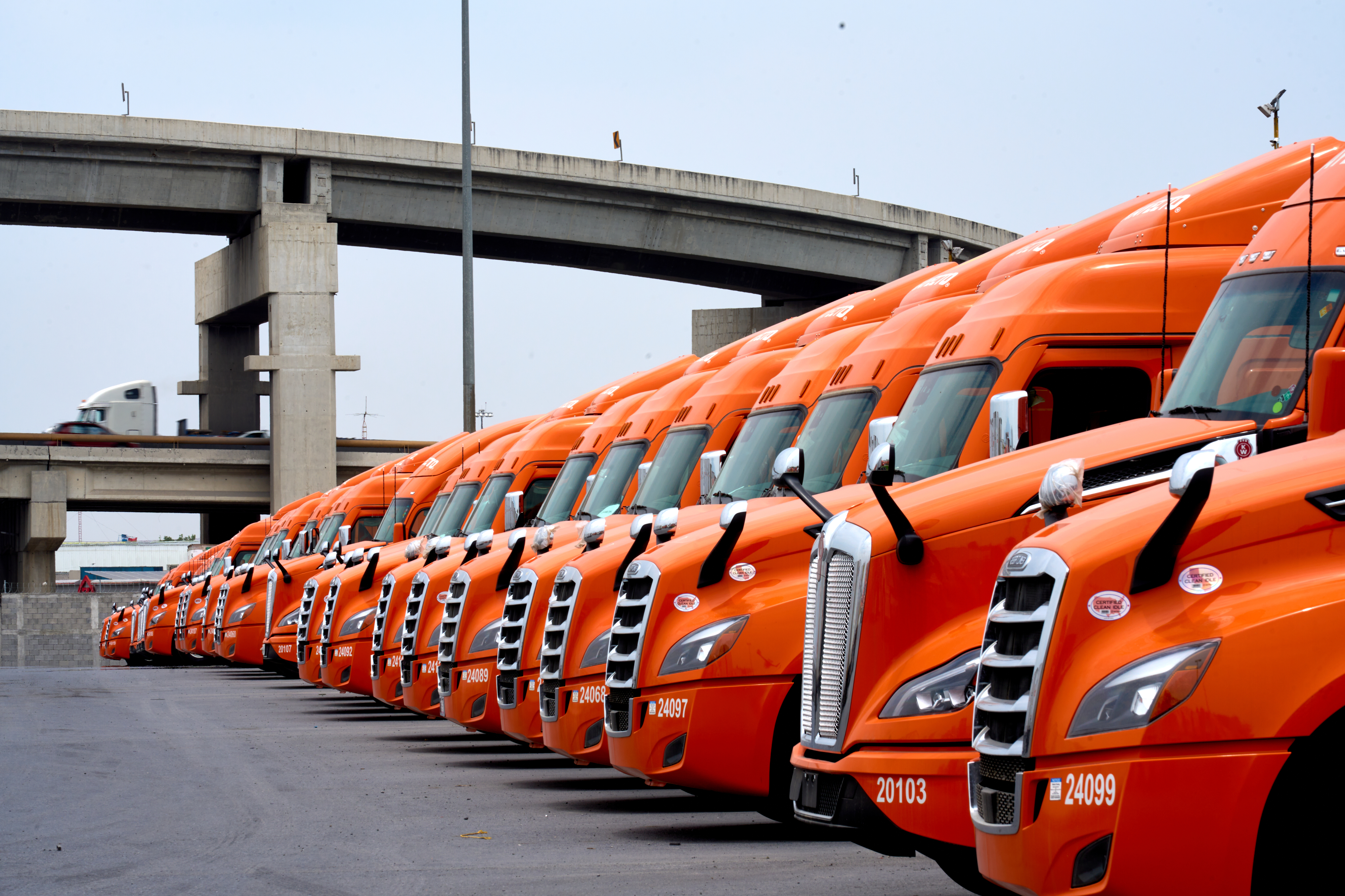 File de camions orange