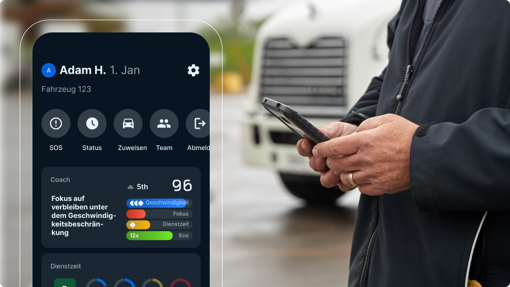 Eine Person nutzt die Fuhrparkmanagement-App mit Fahrzeugortung auf dem Smartphone, im Hintergrund ist ein LKW zu sehen.