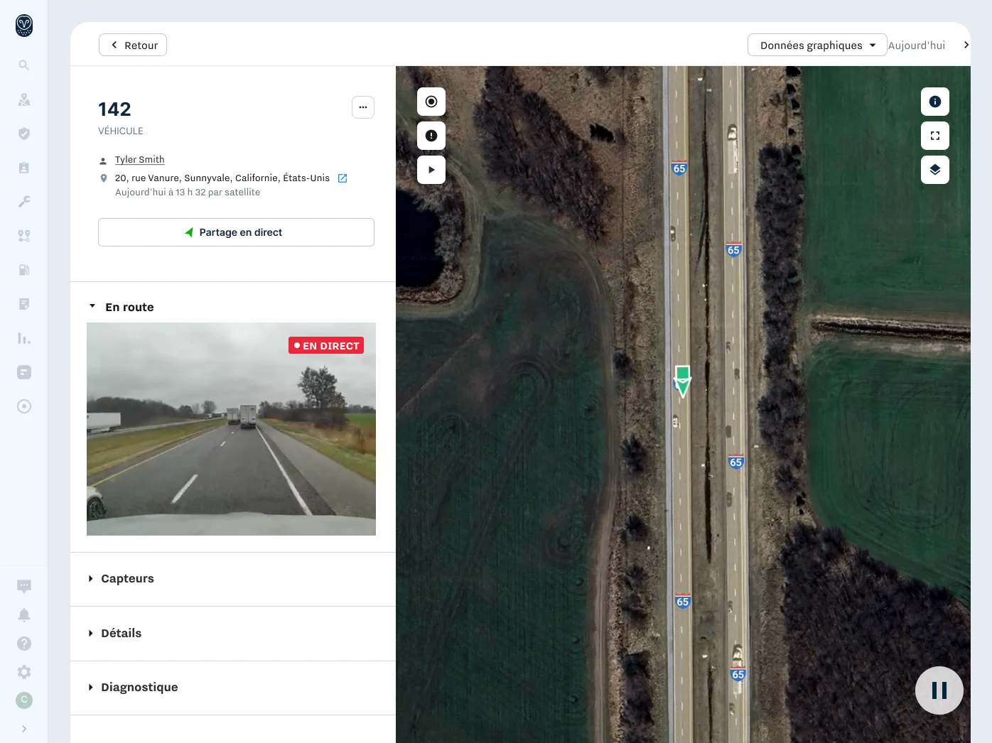 Interface de suivi de véhicule montrant une carte satellite de une vue en direct de la route avec trafic.