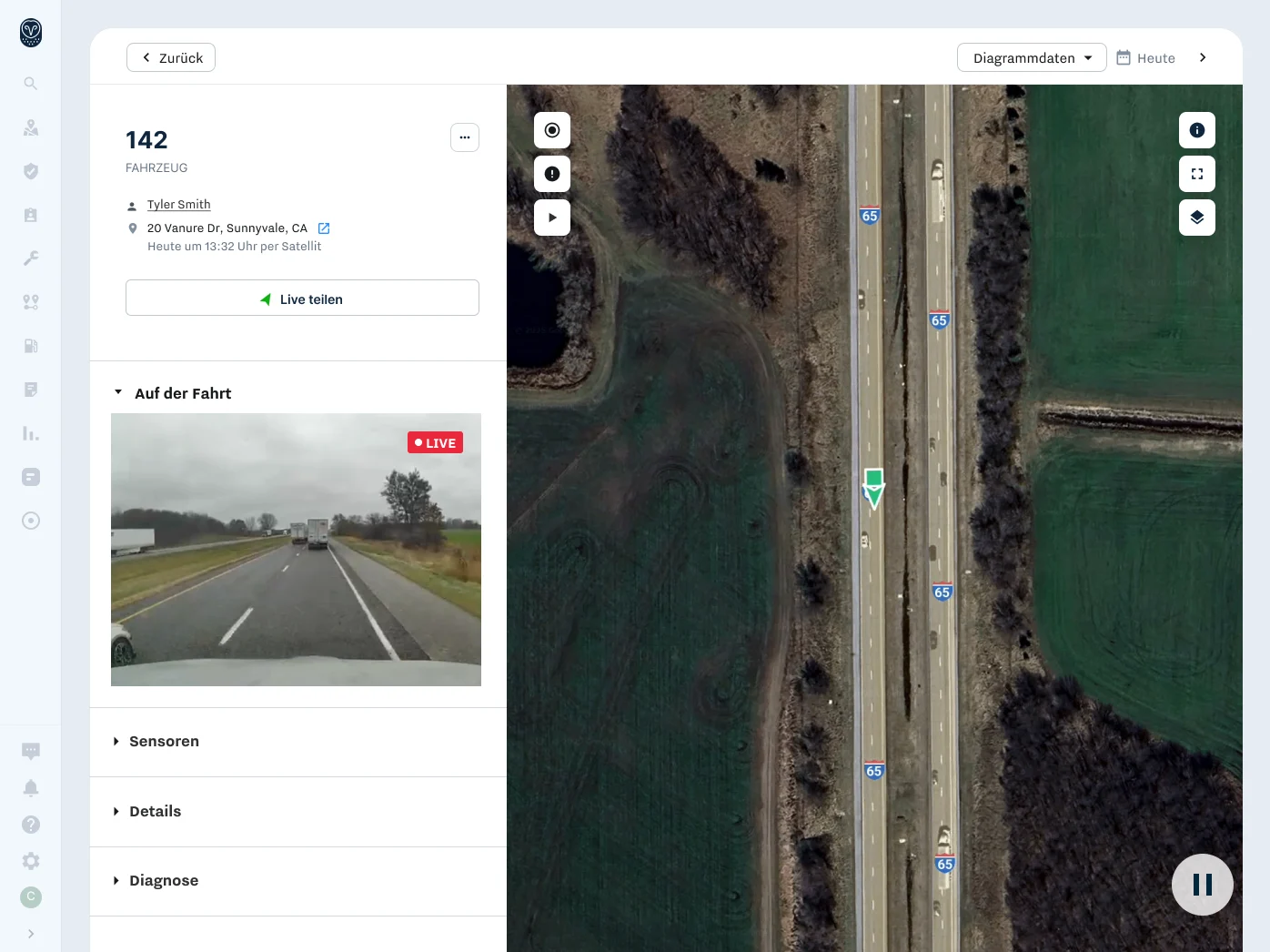 Fahrzeug-Tracking-Interface mit Satellitenansicht der Autobahn 65 und Live-Kamerabild der Straße aus Fahrerperspektive.