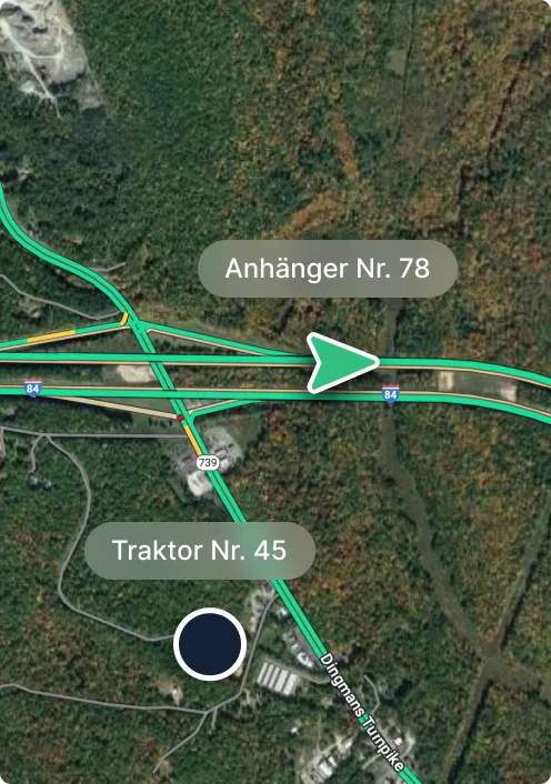Luftbildansicht einer Autobahnkreuzung mit Markierungen für Anhänger Nr. 78 und Traktor Nr. 45, umgeben von einem Waldgebiet.