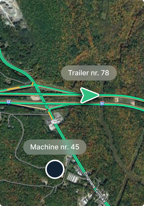 Luchtfoto van een snelwegknooppunt met markeringen voor aanhangwagen nr. 78 en tractor nr. 45, omgeven door bebost gebied.