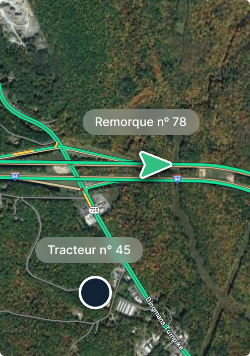 Vue aérienne d'un échangeur autoroutier avec marqueurs de remorque n° 78 et du tracteur n° 45, entouré d'une zone forestière.