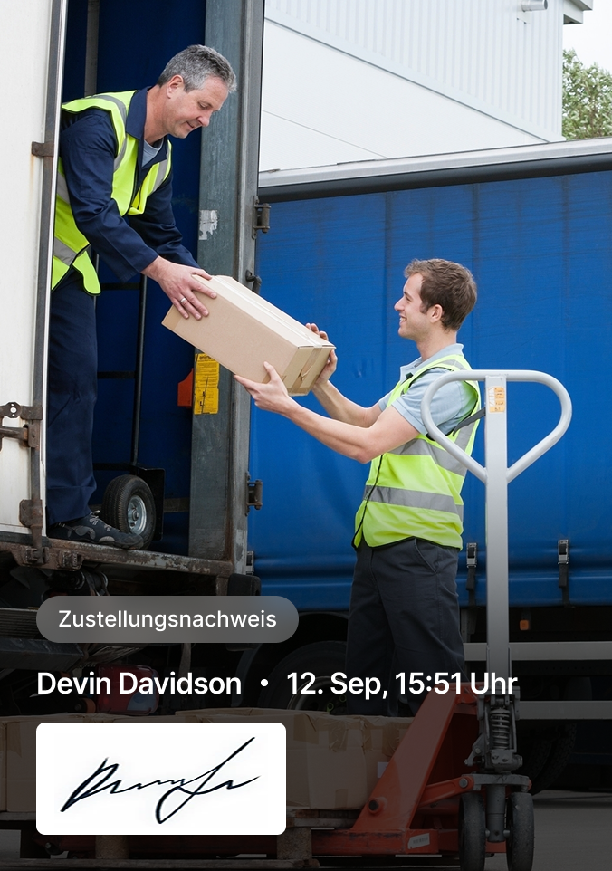 Lieferarbeiter in Sicherheitswesten übergeben Paket zwischen LKW und Sackkarre, mit Unterschrift als Zustellungsnachweis.