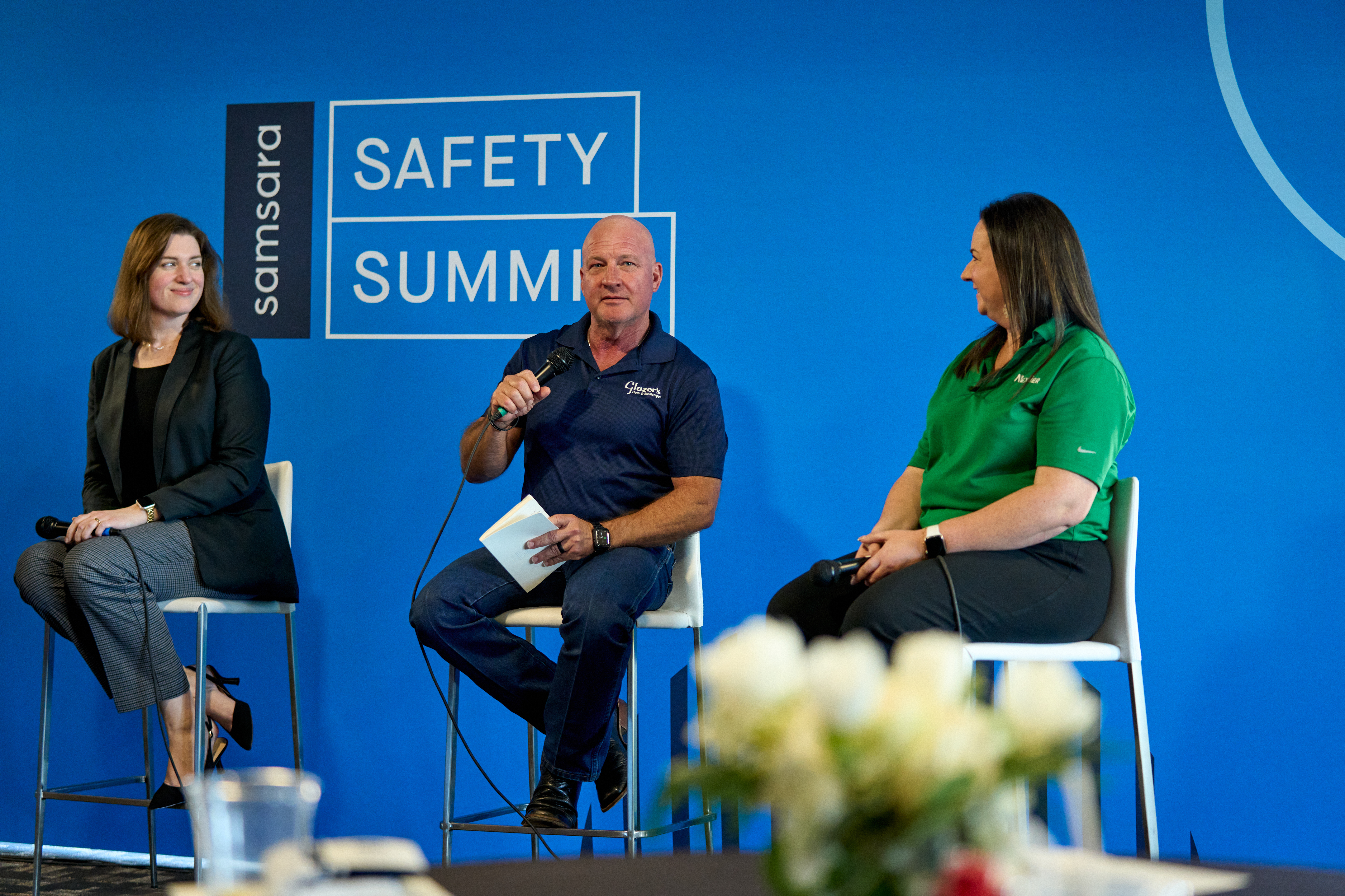 Des personnes sur scène s'expriment lors d'un événement de la Safety Summit Series
