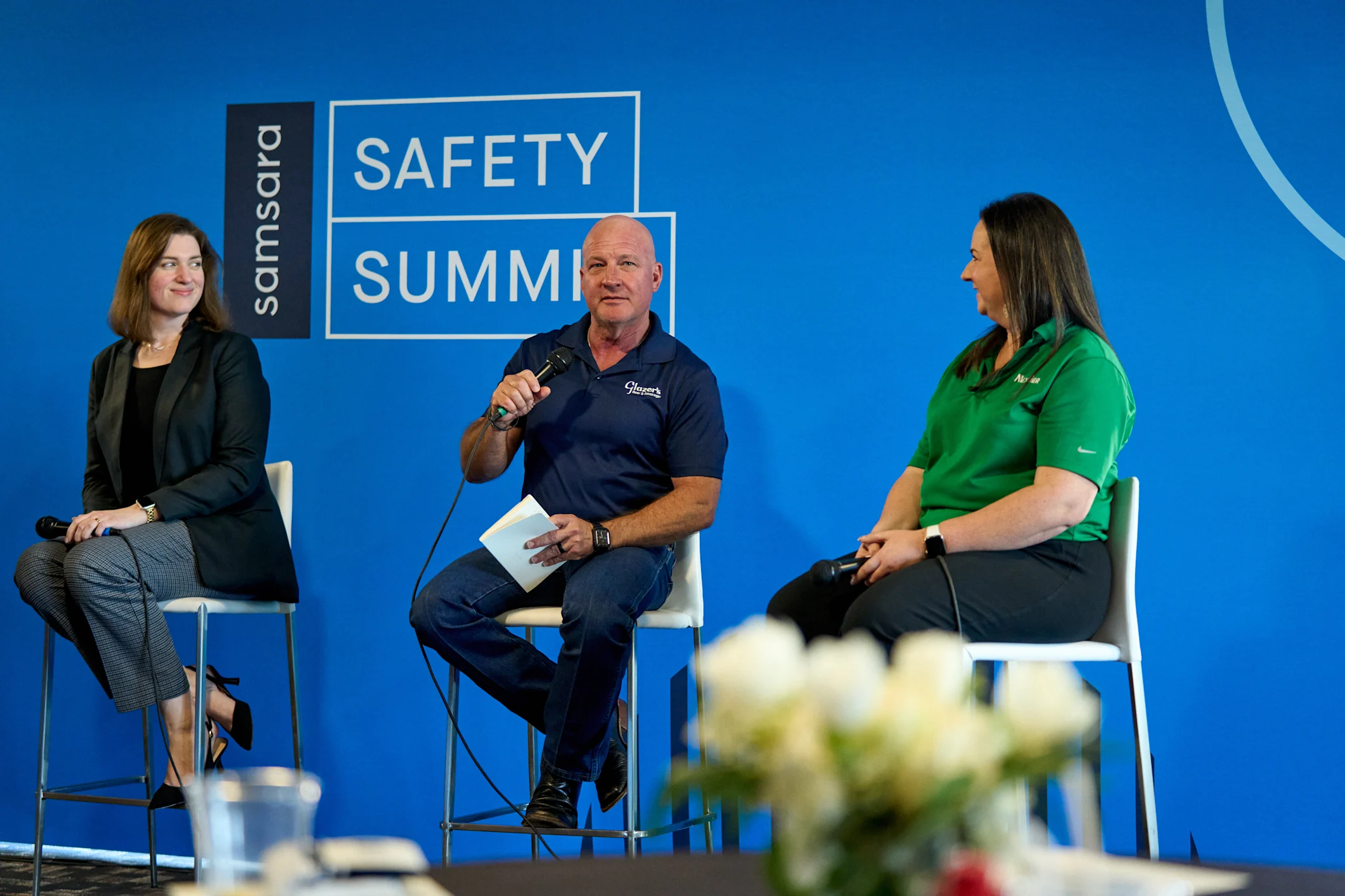 Des personnes sur scène s'expriment lors d'un événement de la Safety Summit Series