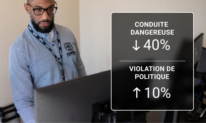 travailleur regardant un ordinateur examinant les statistiques de gestion de flotte