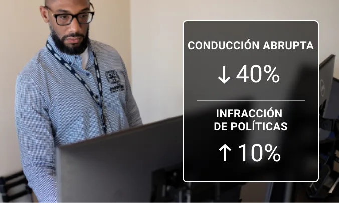 trabajador que mira estadísticas de gestión de flotas en la computadora
