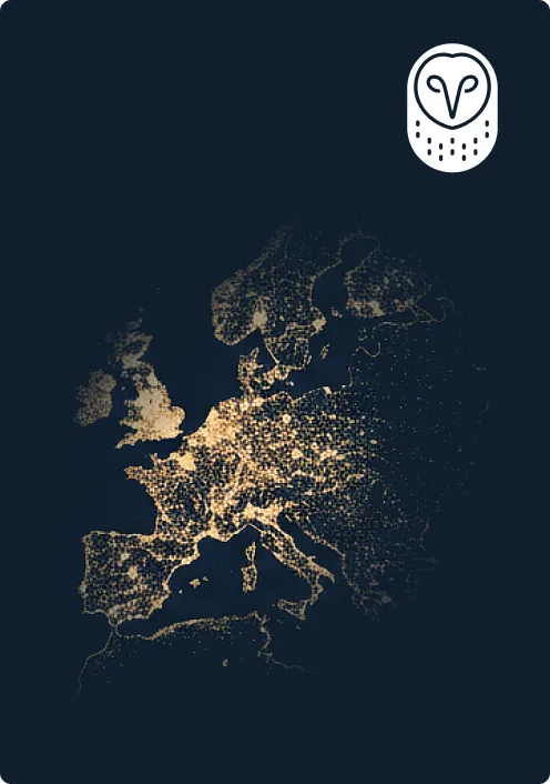 Nachtkarte von Nordamerika, die beleuchtete Städte und Bevölkerungszentren zeigt, mit einem Eulenlogo in der rechten Ecke.