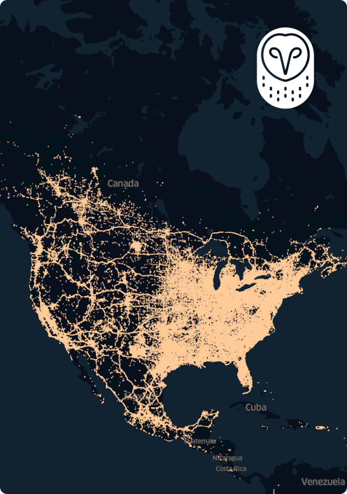 Mapa nocturno de Norteamérica, ciudades iluminadas y centros de población con logotipo de búho en esquina superior derecha.