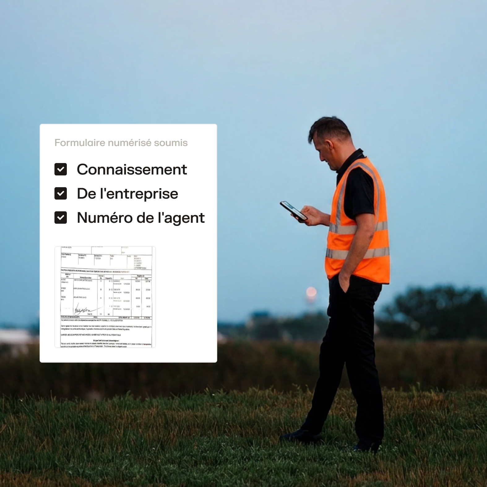 Agent en gilet orange consultant son téléphone, avec un formulaire numérisé soumis affichant connaissement