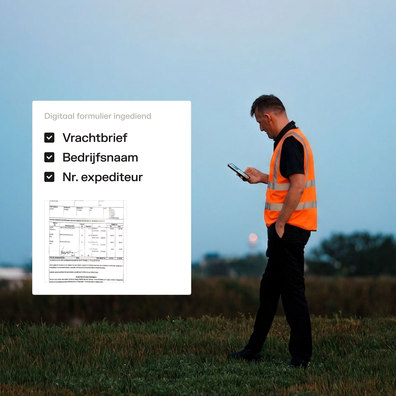Man in oranje veiligheidsvest bekijkt smartphone buiten, naast digitaal formulier met vrachtbrief checklist.