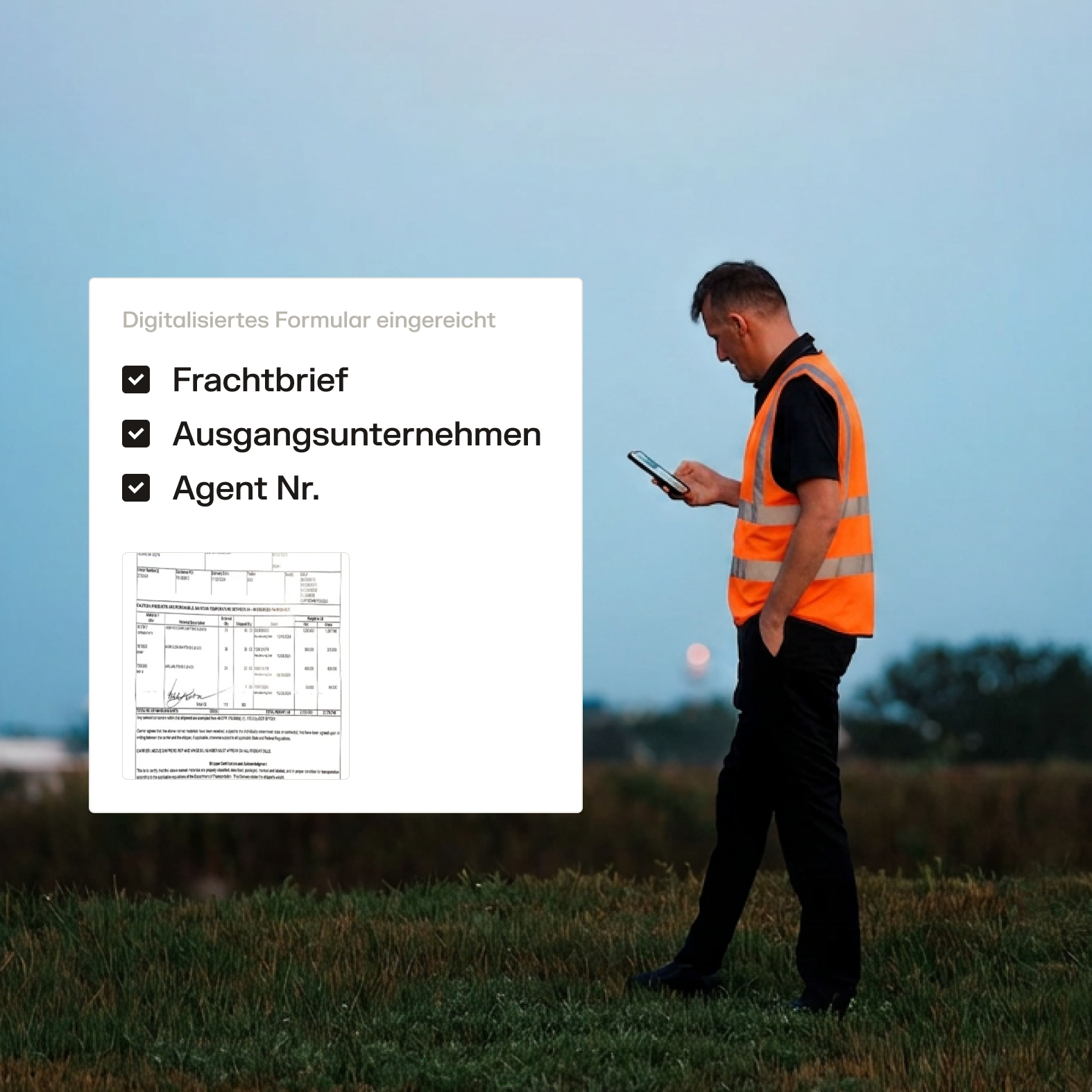 Mann in orangener Warnweste prüft Smartphone; digitalisiertes Formular mit Frachtbrief-Checkliste im Vordergrund.