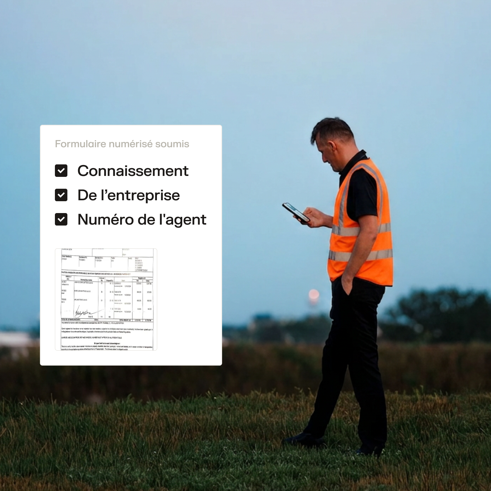 Agent en veste orange consulte un téléphone dehors, avec un formulaire numérisé soumis affiché.