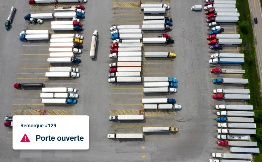 Vue aérienne d'un parking de semi-remorques avec superposition montrant une alerte intelligente : Remorque #129 Porte ouverte