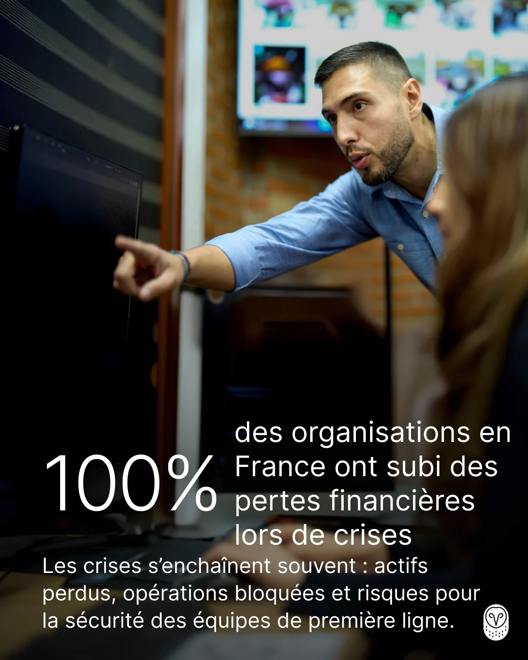 Personne pointant vers un écran avec statistique "100%" sur les pertes financières des organisations françaises en crise.