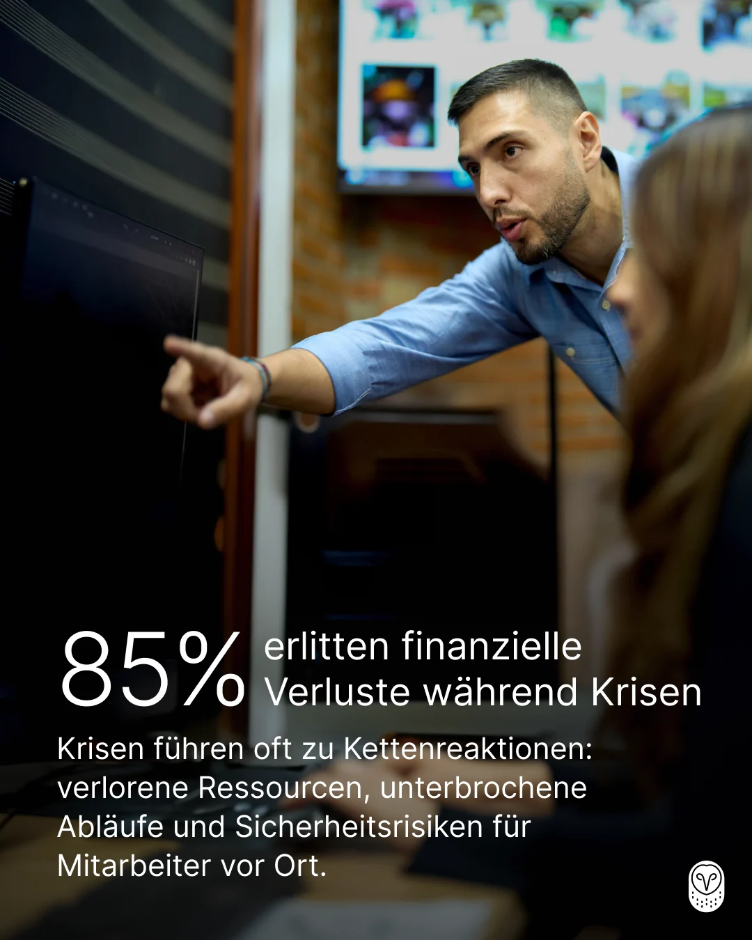 Person im blauen Hemd zeigt auf Bildschirm mit Statistik: 85% erleiden finanzielle Verluste während Krisen.