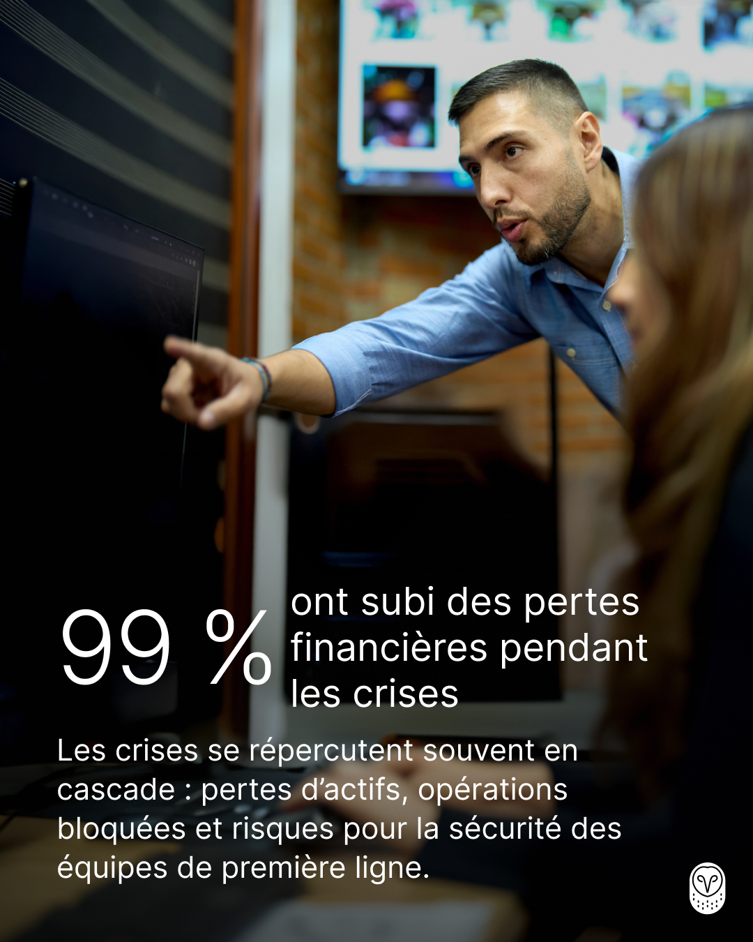 Personne pointant vers un écran avec statistique "100%" sur les pertes financières des organisations françaises en crise.