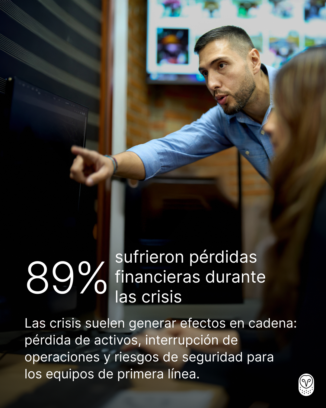 Persona en camisa azul señalando una pantalla con estadística: 89% sufrieron pérdidas financieras durante crisis económicas.