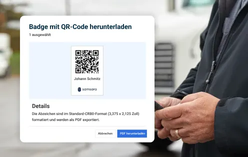 Der Fahrer blickt auf ein Tablet mit der Benutzeroberfläche der Samsara Fahrer-App, die über dem Bild eingeblendet wird