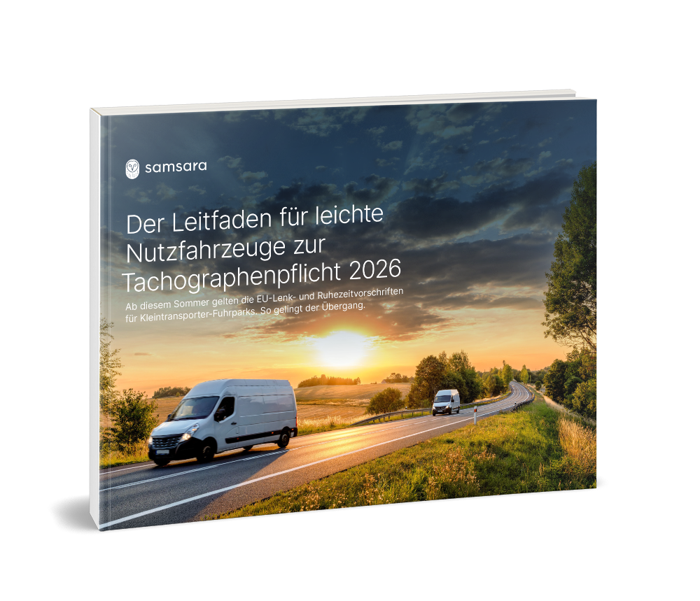 Samsara-Leitfaden zur Tachographenpflicht 2026, Buchcover mit weißen Transportern auf einer Straße bei Sonnenuntergang.