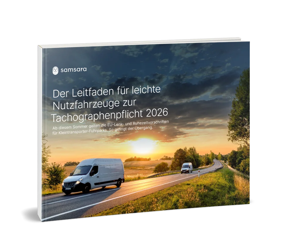 Samsara-Leitfaden zur Tachographenpflicht 2026, Buchcover mit weißen Transportern auf einer Straße bei Sonnenuntergang.