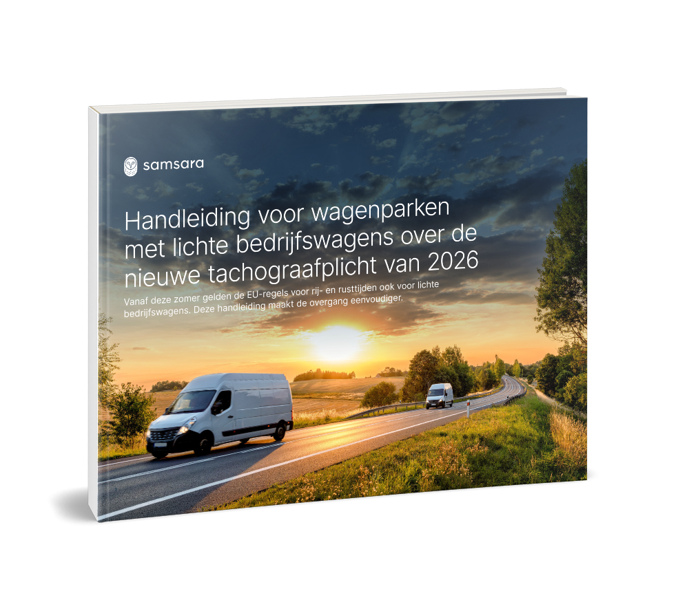 Samsara gids over tachograafplicht 2026 voor lichte bedrijfswagens, met bestelwagens op een weg bij zonsondergang.