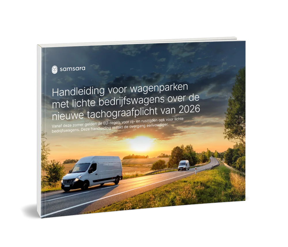 Samsara gids over tachograafplicht 2026 voor lichte bedrijfswagens, met bestelwagens op een weg bij zonsondergang.