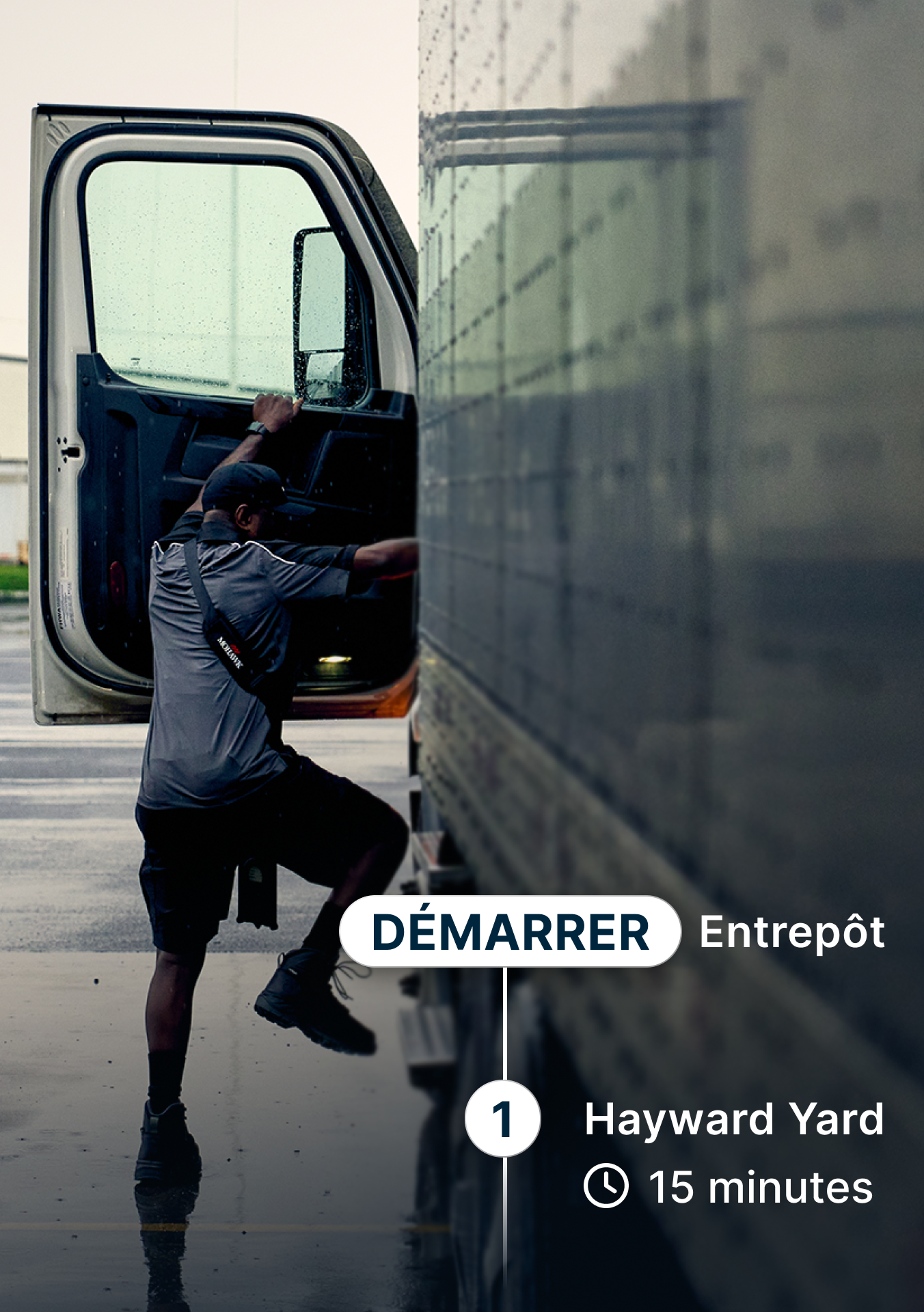 Livreur montant dans la cabine du camion avec interface de nav affichant l'itinéraire entre l'entrepôt et le dépôt Hayward.