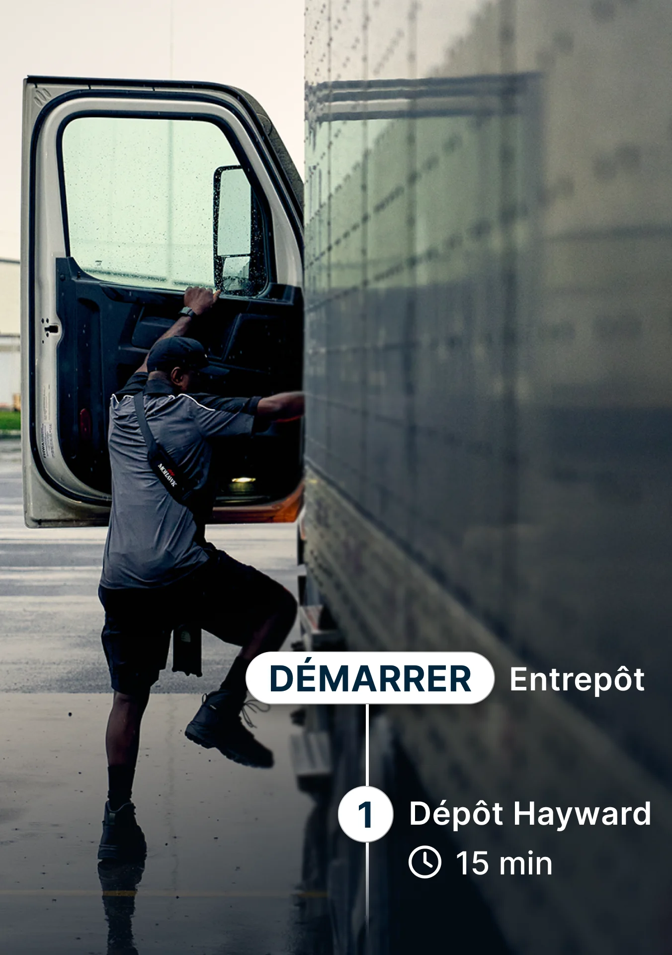 Le conducteur de livraison monte dans la cabine du camion avec un itinéraire de l'entrepôt au dépôt de Hayward, à 15 min.