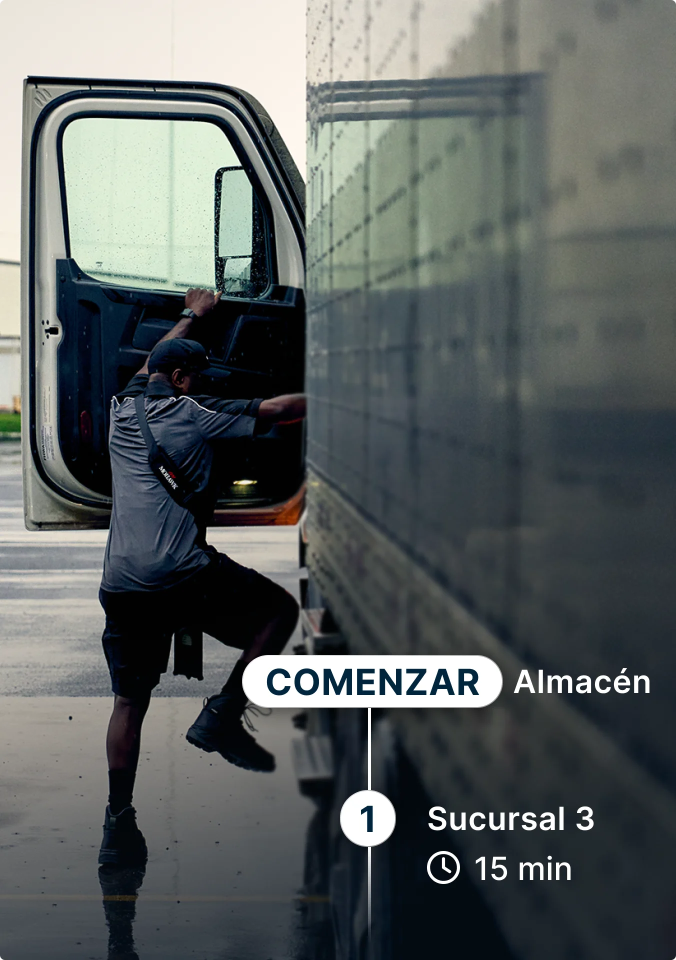 Conductor sube a la cabina con interfaz de navegación de la ruta de Warehouse a patio de maniobras de Hayward a 15 minutos.